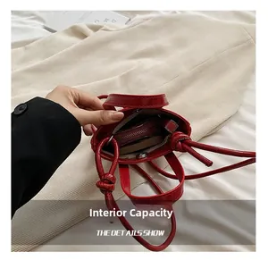 Vue intérieure du petit sac seau rouge montrant la capacité pour portefeuille et rouge à lèvres
