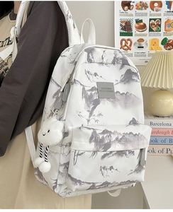 Detailansicht Damenrucksack mit Berg-Tuschedruck und Wolken-Plüsch-Anhänger