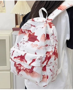 Weißer Rucksack mit rotem Landschaftsdruck und Logo-Patch, präsentiert am Modell