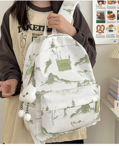 Detail des Canvas-Rucksacks mit grünem Naturprint und weißem Wolken-Anhänger Zubehör