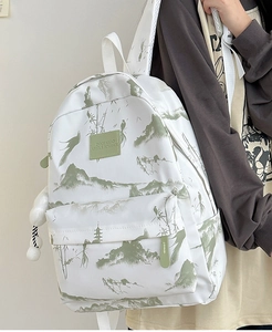 Detailansicht weißer Canvas-Rucksack mit grünem Landschaftsdruck und Leder-Patch