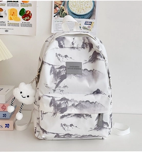 Detailansicht weißer Rucksack mit grauem Tuschmalerei-Muster und Wolken-Anhänger