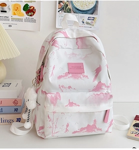 Nahaufnahme des Rucksacks mit rosa Landschaftsdruck, Anhänger und Logo-Detail