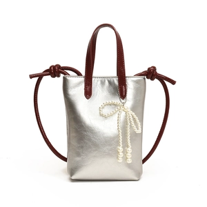 Mini sac bandoulière argenté avec poignée rouge et charm noeud en perles