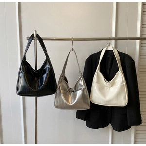 Détails des sacs portés épaule plissés hobo en finitions noir, argent et crème