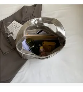 Vue de haut du grand sac hobo argenté montrant l'intérieur spacieux pour tablette