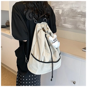Detailansicht beige Nylon-Rucksack mit weißem Netzboden und süßem Hundeanhänger-Zubehör