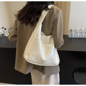 Détail de texture animale et large bandoulière d'un sac cabas blanc brillant