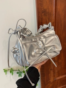 Elegante borsa sottobraccio argento con manico a pieghe e dettaglio fiocco