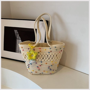 Détail du sac tissé avec pois colorés et accessoire de charme tournesol jaune