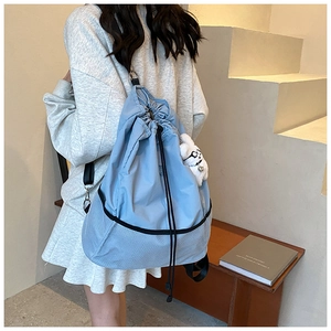 Detailansicht eines hellblauen Kordelzug Rucksacks aus Nylon mit Mesh-Boden Elementen
