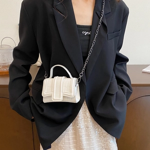 Retro white mini handbag with crocodile texture and metal chain strap for women