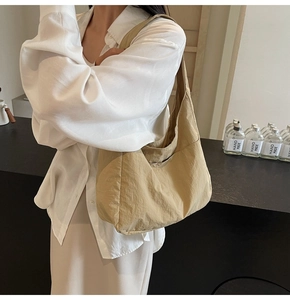 Bolso hobo chic de nailon caqui con correa ancha para el hombro y diseño holgado espacioso