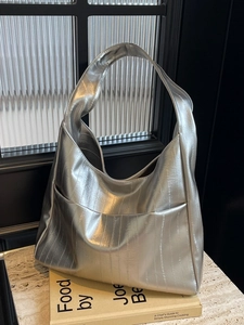 Sac cabas argenté chic avec matelassage vertical et bandoulière spacieuse élégante