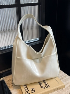 Grand sac hobo blanc cassé avec gaufrage à rayures verticales et large bandoulière