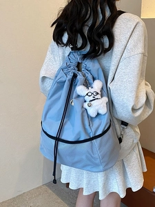 Hellblauer Nylon-Kordelzugrucksack mit atmungsaktivem Mesh und süßem Plüsch-Hundeanhänger