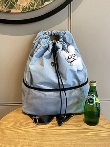 Hellblauer Nylon-Kordelzugrucksack mit Netztasche und Plüschhasen-Accessoire