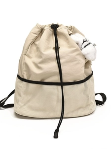 Minimalistischer Nylon-Tunnelzug-Rucksack in Beige mit Netz-Detail und Anhänger