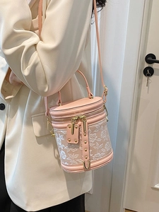 Rosafarbene zylindrische Eimertasche mit Blumenstickerei und goldenen Beschlägen