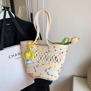 Grand sac cabas tressé avec broderie colorée, motifs ajourés et pendentif tournesol
