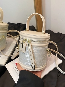 Elegante beige Eimer-Tasche mit Blumenspitze, Lederbesatz und abnehmbarem Gurt
