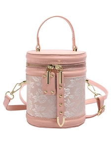 Rosa Zylinder-Eimertasche mit floraler Stickerei und goldener Hardware auf weißem Hintergrund