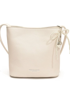 Fashionable off-white bucket bag with lychee grain leather and pearl bow charm accessory