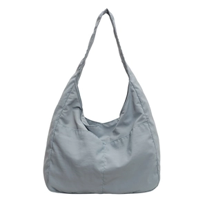 Bolso tote minimalista de tela azul claro con prácticos bolsillos frontales para diario