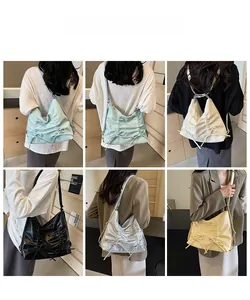 Dettaglio di cinque colori di borse in pelle PU morbida con fiocco e design a pieghe