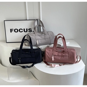 Bolsas de viaje modernas en negro, gris y rosa en soportes geométricos minimalistas