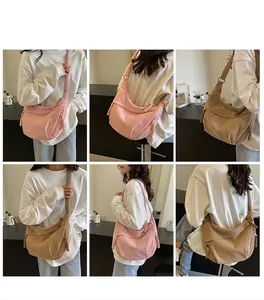 Roze en kaki corduroy hobo-tassen getoond op modellen voor een casual dagelijkse look