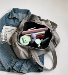 Compartimento interior espacioso de bolsa de viaje de nailon gris con gran capacidad
