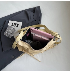 Dettaglio dell'interno capiente della borsa beige con spazio per tablet e piccoli oggetti