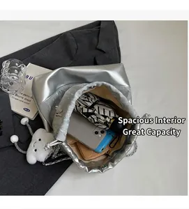Interior espacioso del bolso de hombro plateado con cordón y gran capacidad de carga
