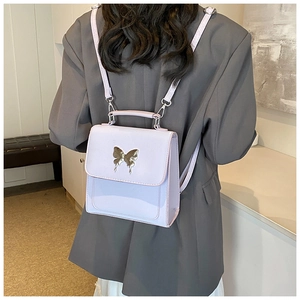 Détail d'un sac à dos violet lavande avec boucle papillon argentée sur un mannequin