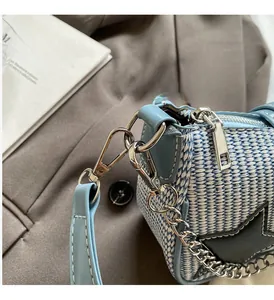 Détail du sac tissé bleu clair avec chaîne argentée et patch étoile noire en cuir
