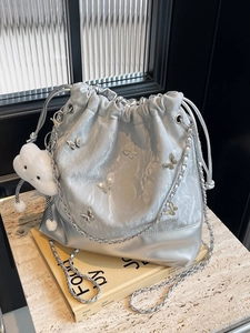 Zilveren emmertas met metallic plooi-afwerking, vlinderbedels en wolk-hanger