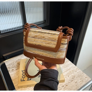 Λεπτομέρεια boho ψάθινης τσάντας χιαστί με καφέ δερμάτινη επένδυση και κόμπο