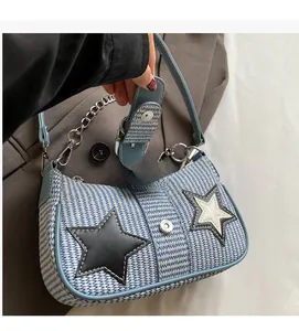 Détail du sac tissé bleu et blanc avec fermeture magnétique et écussons étoiles