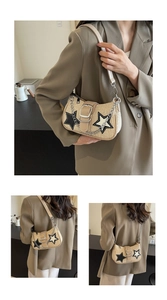 Vue triple du sac hobo en paille beige avec patchs étoiles et bandoulière chaîne argent