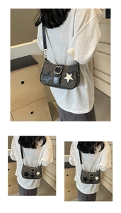 Détail d'un sac bandoulière rétro tissé avec des patchs d'étoiles et un fermoir en cuir