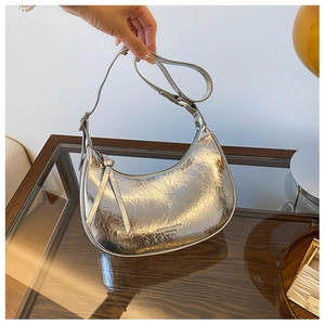 Détail de la texture argentée métallisée et froissée d'un sac hobo en similicuir chic