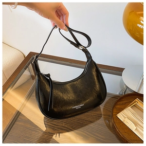 Détail du sac demi-lune noir avec texture plissée et logo de marque blanc imprimé