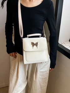Sac à main blanc élégant en similicuir avec papillon argenté et bandoulière fine