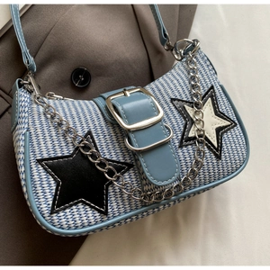 Détail du sac baguette bleu clair à carreaux avec écussons étoiles et chaîne en argent