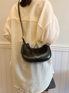 Sac bandoulière demi-lune noir chic pour femme avec texture en cuir brillant plissé