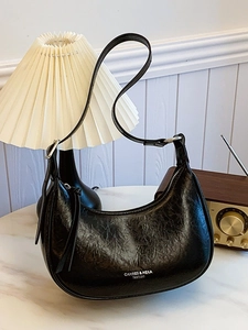 Sac à main demi-lune noir brillant pour femme avec texture froissée vintage et pompon chic