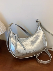 Sac bandoulière demi-lune argenté métallisé avec plis et bandoulière réglable chic