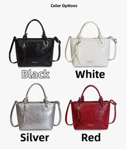 Lot de quatre sacs seaux en noir, blanc, argent et rouge avec détails tressés