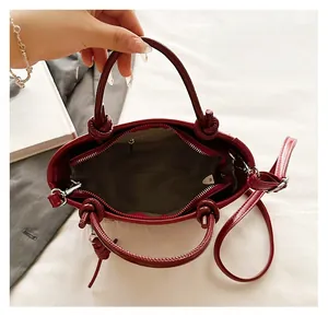 Détail de l'intérieur du sac à main trapèze montrant la doublure et la poche zippée